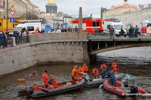 ДТП у Санкт-Петербурзі: автобус з пасажирами впав з мосту в річку (відео)
