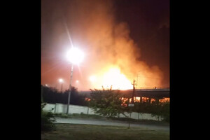 На Луганщині пролунали вибухи і спалахнула масштабна пожежа