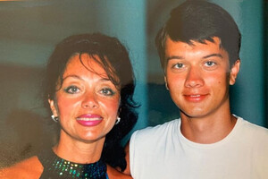 Ексспікер Разумков показав спільне фото зі своєю мамою – народною артисткою