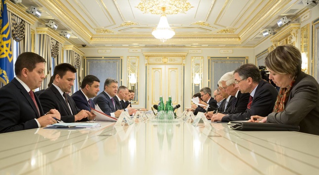 Порошенко про зустріч з послами країн G7: санкції проти РФ мають бути посилені 