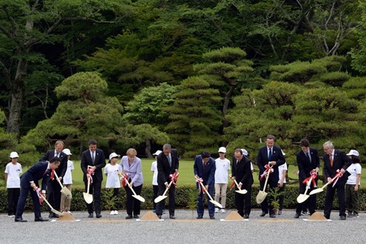 Саміт «Великої сімки» в Японії почався з висадження дерев