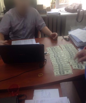 Керівник відділу податкового органу «погорів» на хабарі в 115 тис. грн