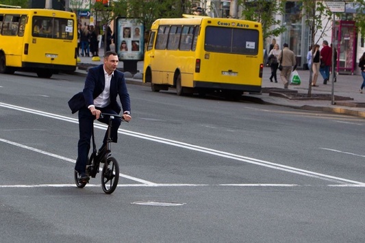Кличко згадав, як катався на велосипеді і попередив поліцейських: З велосипеда можна впасти