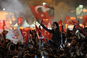 Святкування результатів виборів тривало у Туреччині до пізньої ночі 