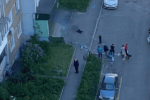 У Києві дівчина вистрибнула з багатоповерхівки і впала на перехожого