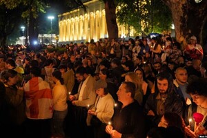 Свічки, прапори, крашанки: у Тбілісі протестувальники зустрічали Великдень під парламентом