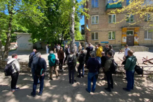 Чоловіки стоять у черзі до ТЦК Солом’янського району Києва