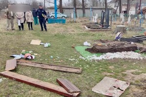 На місці події поліцейські виявили пошкодження дерев’яного надгробника