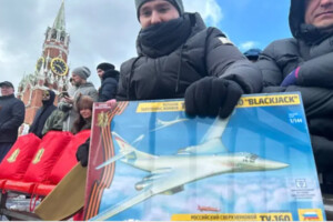 Кремль подарував учасникам параду у Москві моделі літаків, з яких убиває українців (фото)